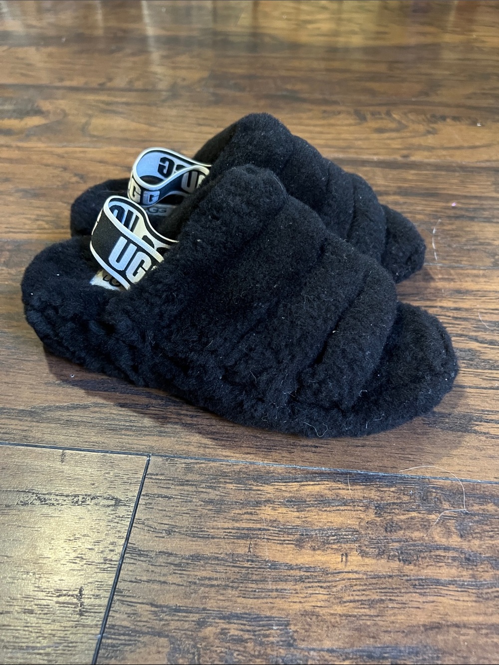 Woman’s UGG Fluff Yeah Slide Slipper Black size 6